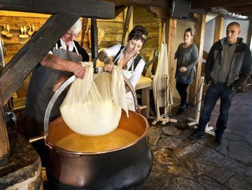 Le Chalet-Restaurant-Cheese-making demonstration-Château-d'Oex