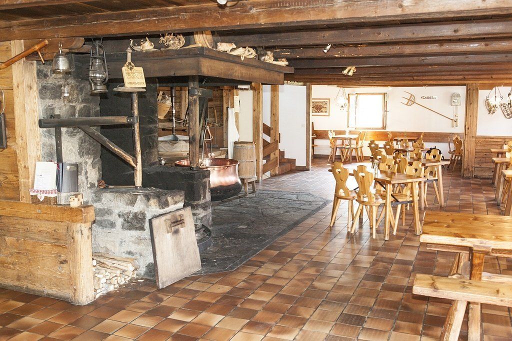 le-chalet-restaurant-fromagerie-de-démonstration-château-d-Oex