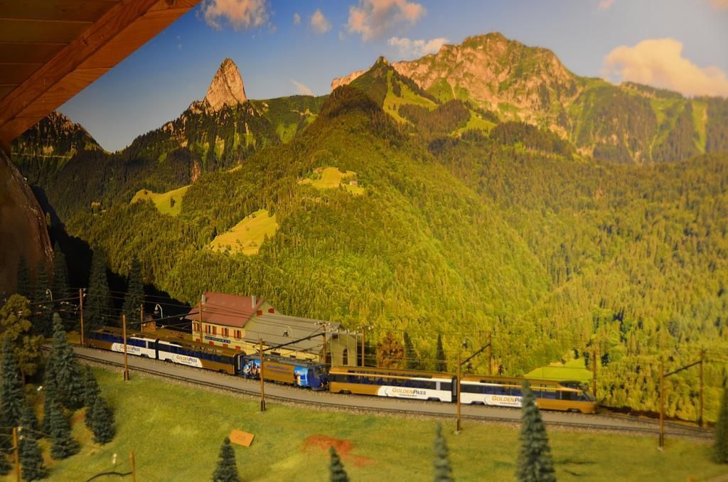 le-chalet-restaurant-cheese-making-demonstration-château-d-Oex