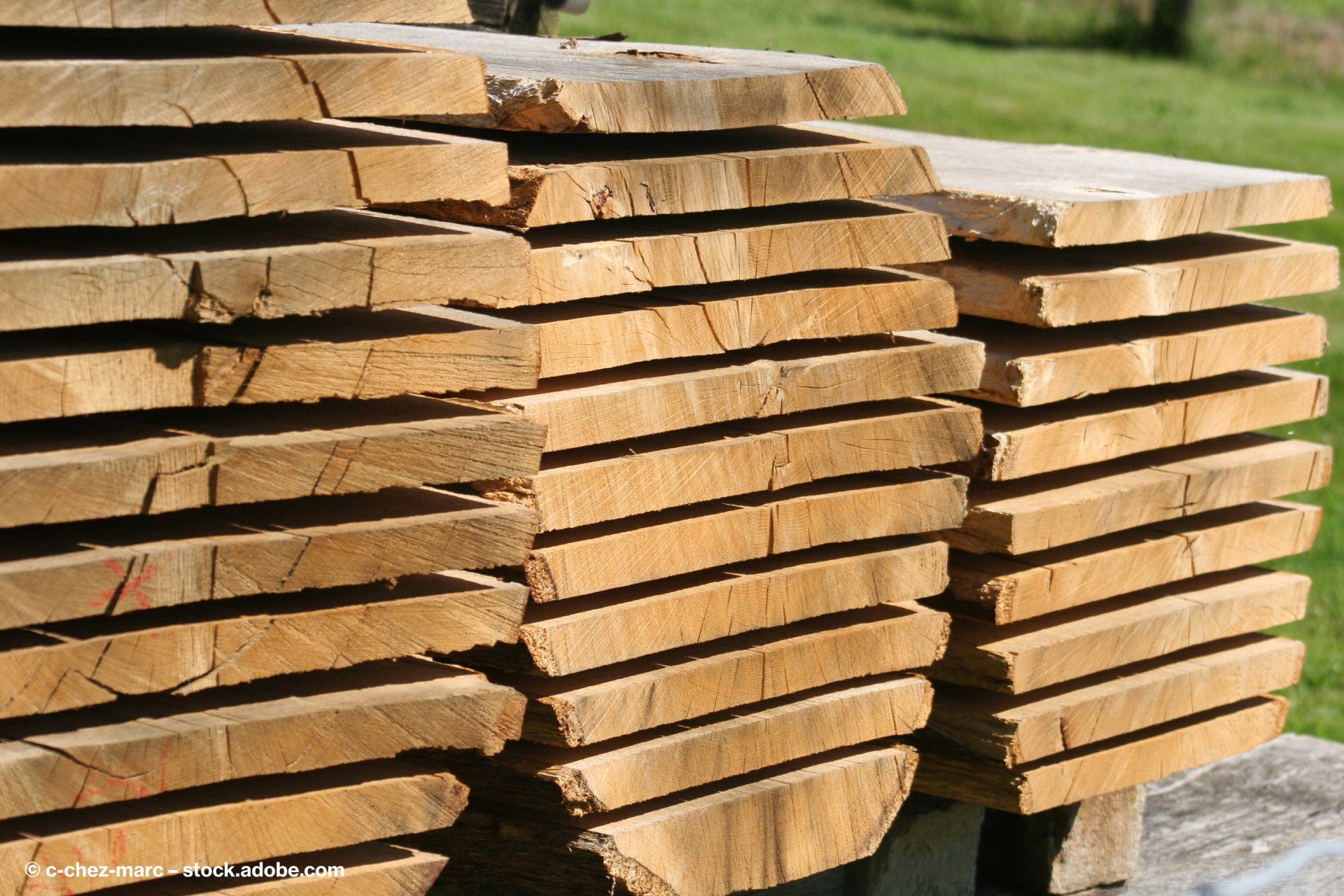 Ein Stapel trockener Holzbretter