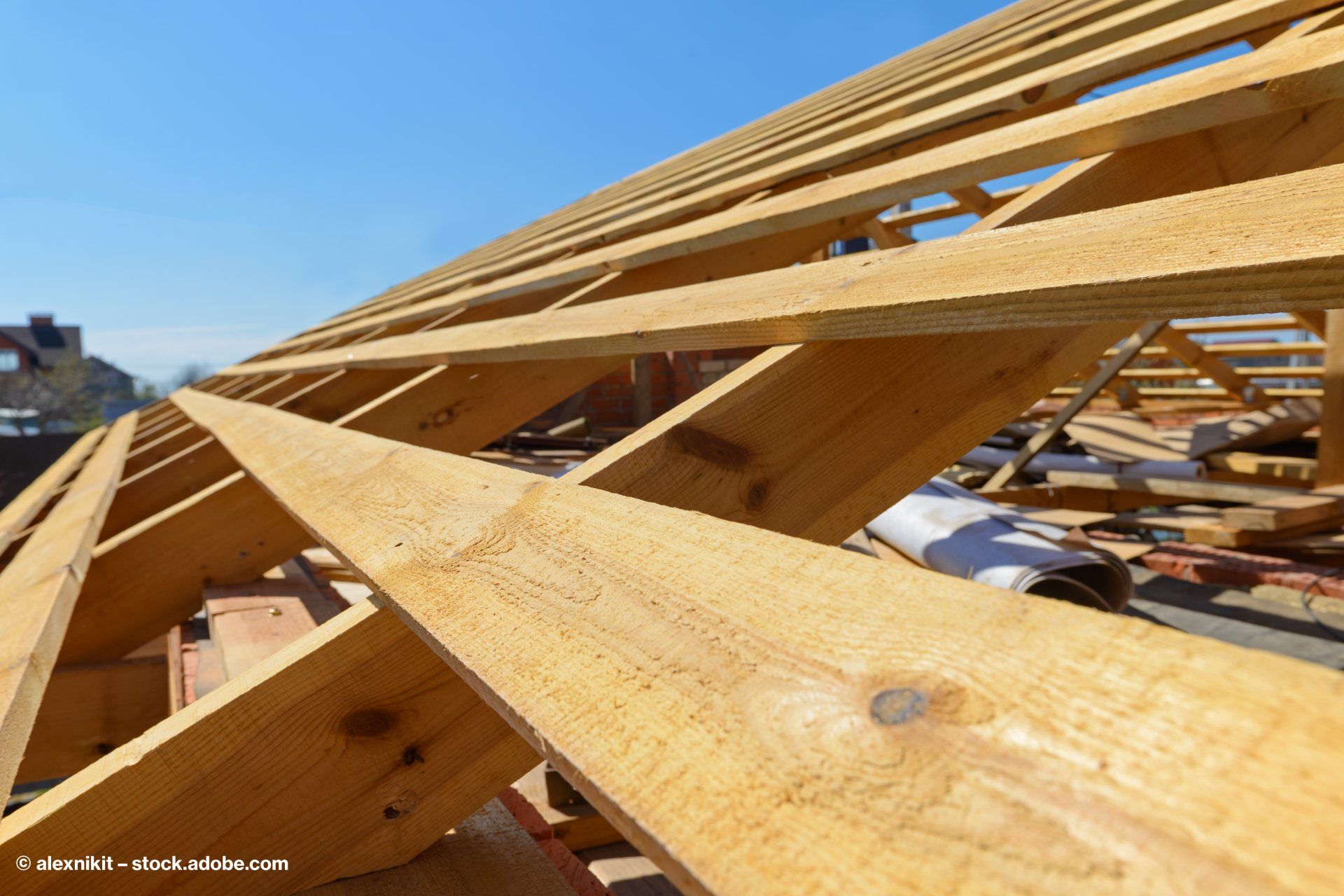 Bretter und Dachlatten säumen