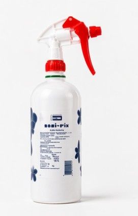 Botella pulverizadora blanca con gatillo rojo y diseño floral azul sobre un fondo liso.