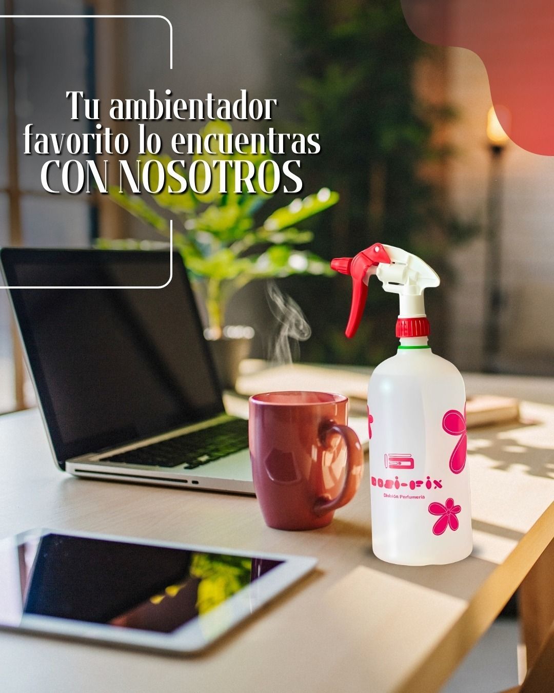 Escritorio con laptop, taza y limpiador, con texto: “Tu ambientador favorito lo encuentras con nosotros”.