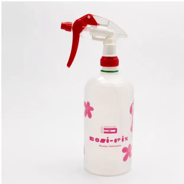 Botella pulverizadora blanca con boquilla roja y etiqueta de flor rosa sobre fondo liso.
