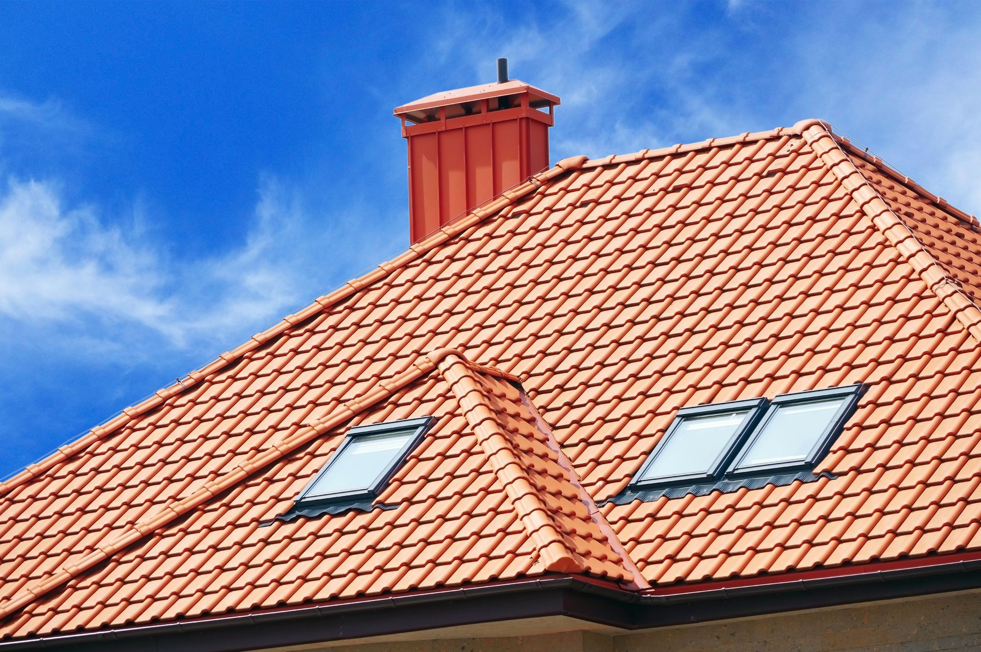 Une maison couverte en tuiles