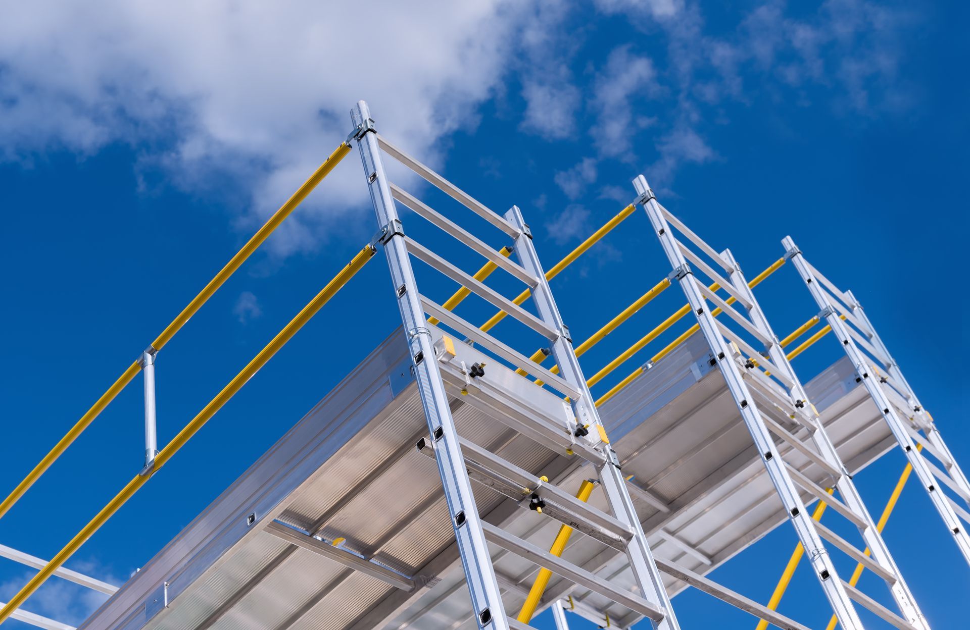 Plusieurs échafaudages pour les chantiers