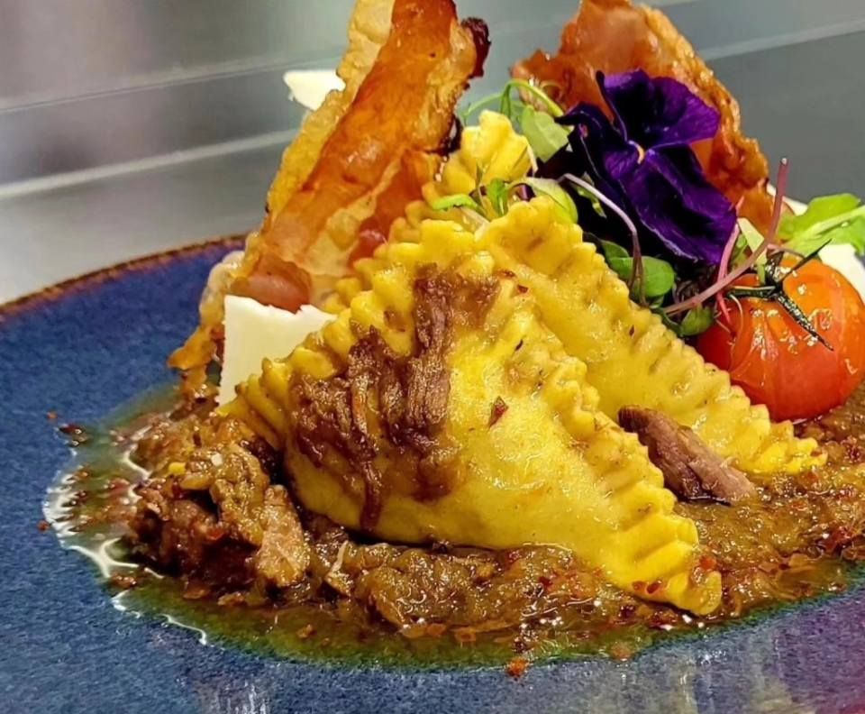 Un gros plan d'une assiette de nourriture sur une table