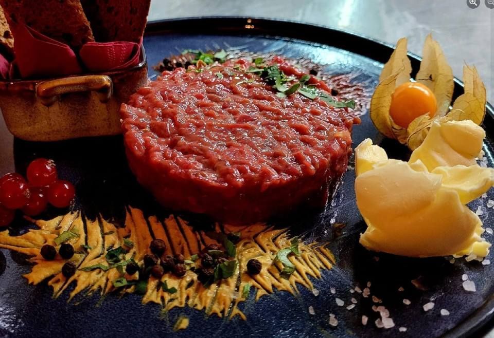 Une assiette de nourriture avec de la viande et des légumes dessus