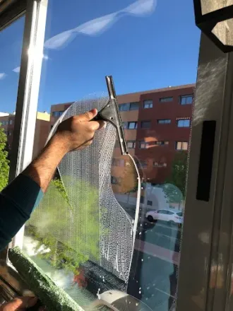 Una persona con una sudadera amarilla con capucha se arrodilla para colocar 
