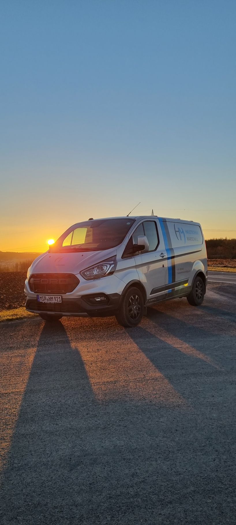 Zwei sich überlappende rechteckige Platzhalter auf grauem Hintergrund.