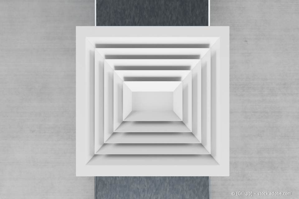 Weißes, quadratisches Lüftungsgitter in der Decke mit mehrschichtigem Design.