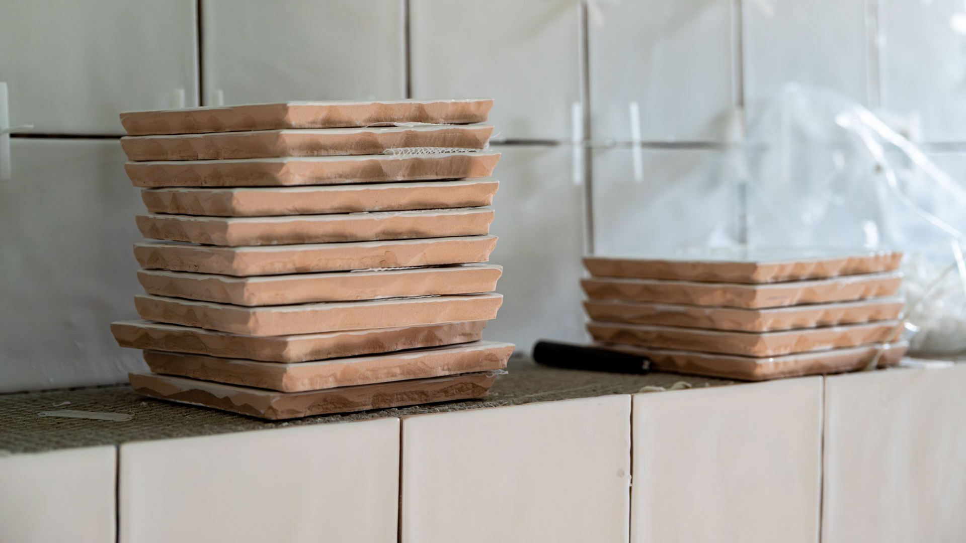 Pile de carreaux de faïence