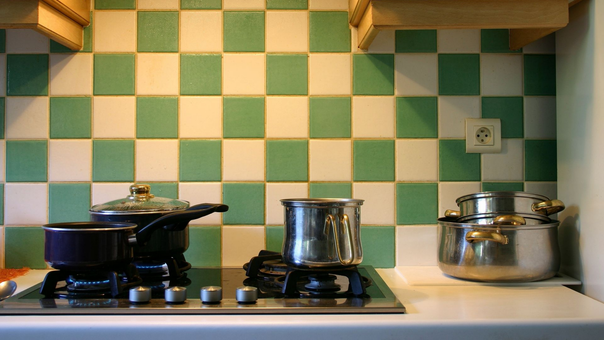 Faïence verte et blanche dans une cuisine