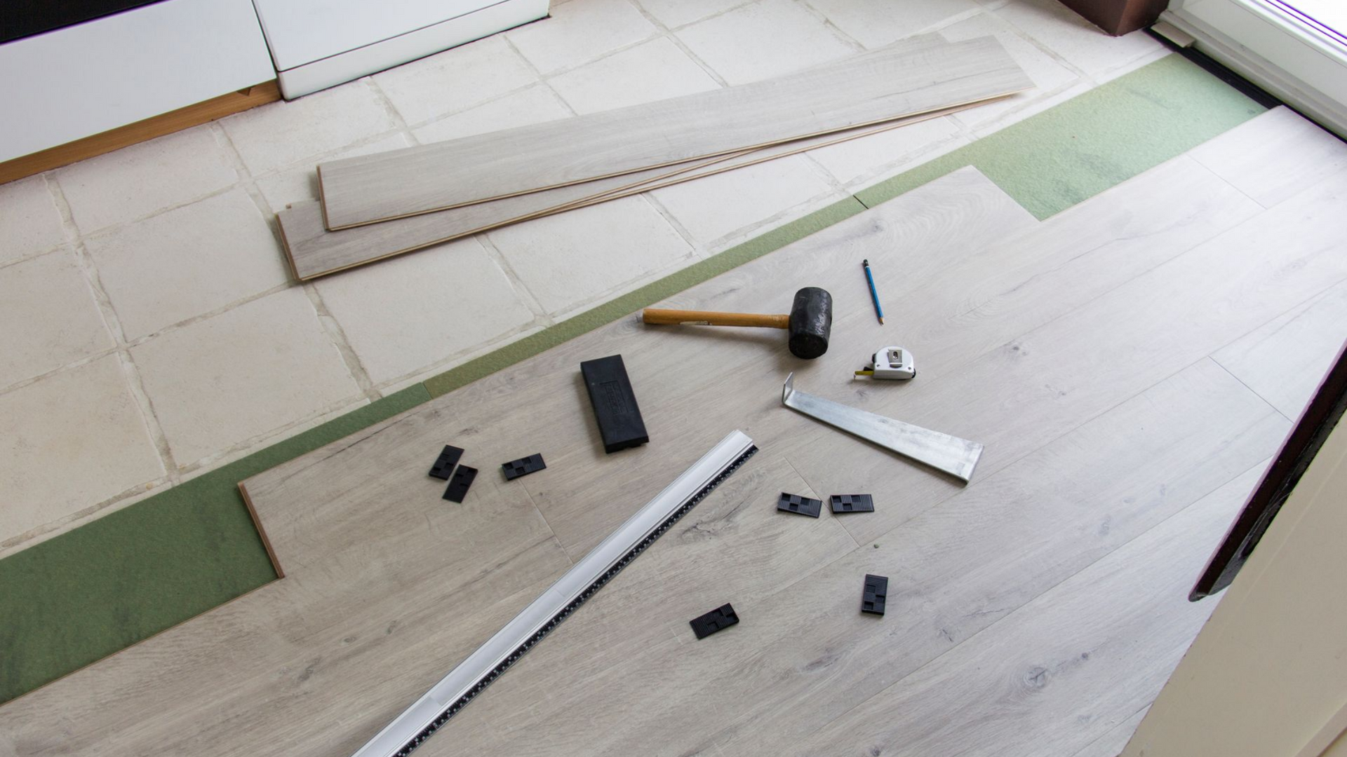 Pose de lames de parquet de couleur claire