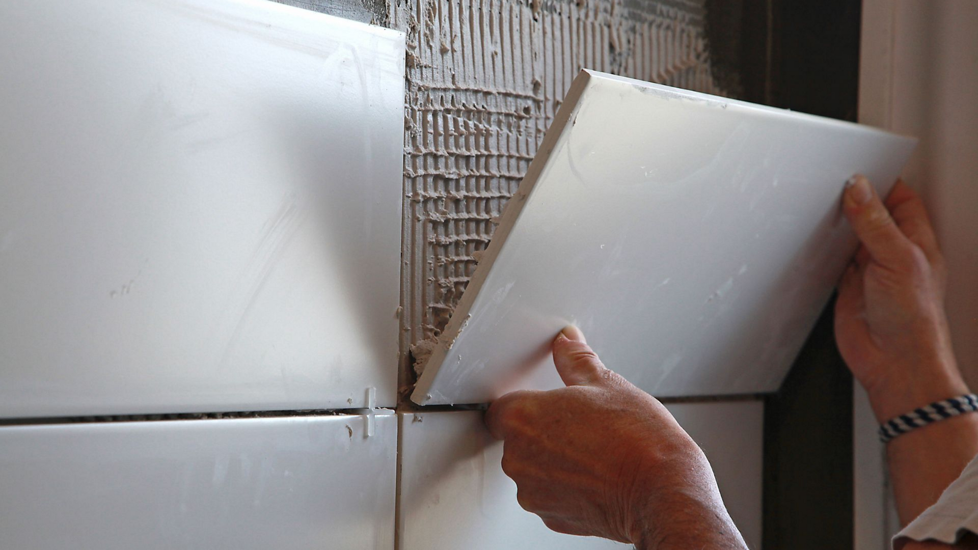 Pose d'un carreau mural