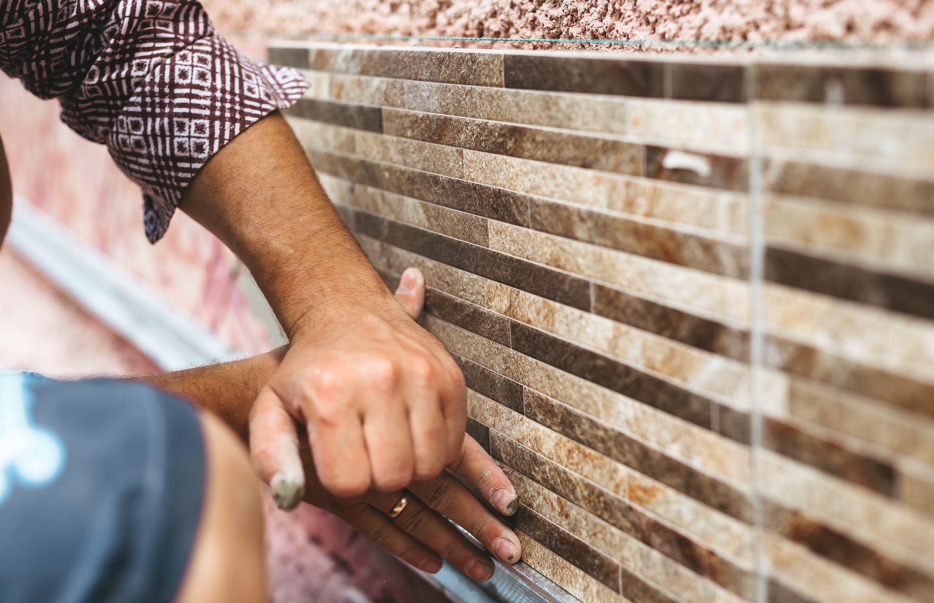 Carreleur posant de la faïence