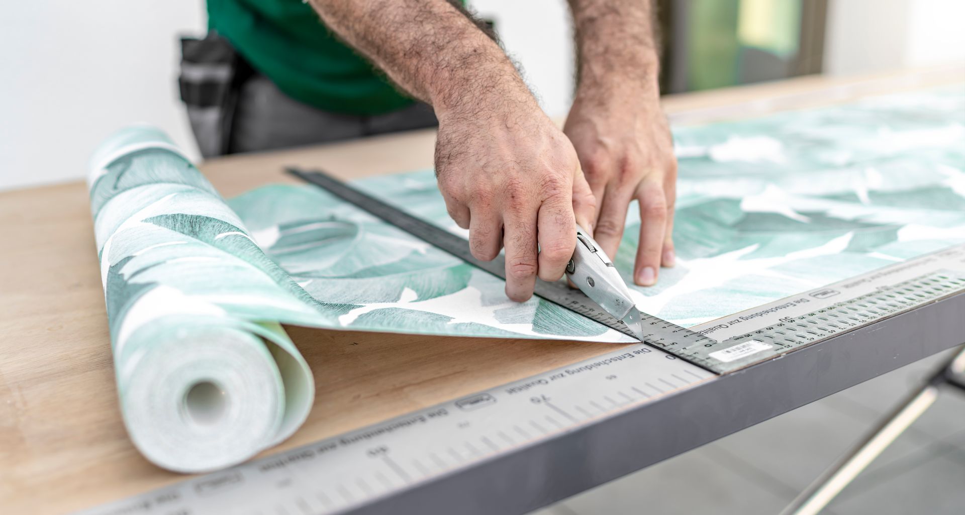 Découpage d'un lé de papier peint