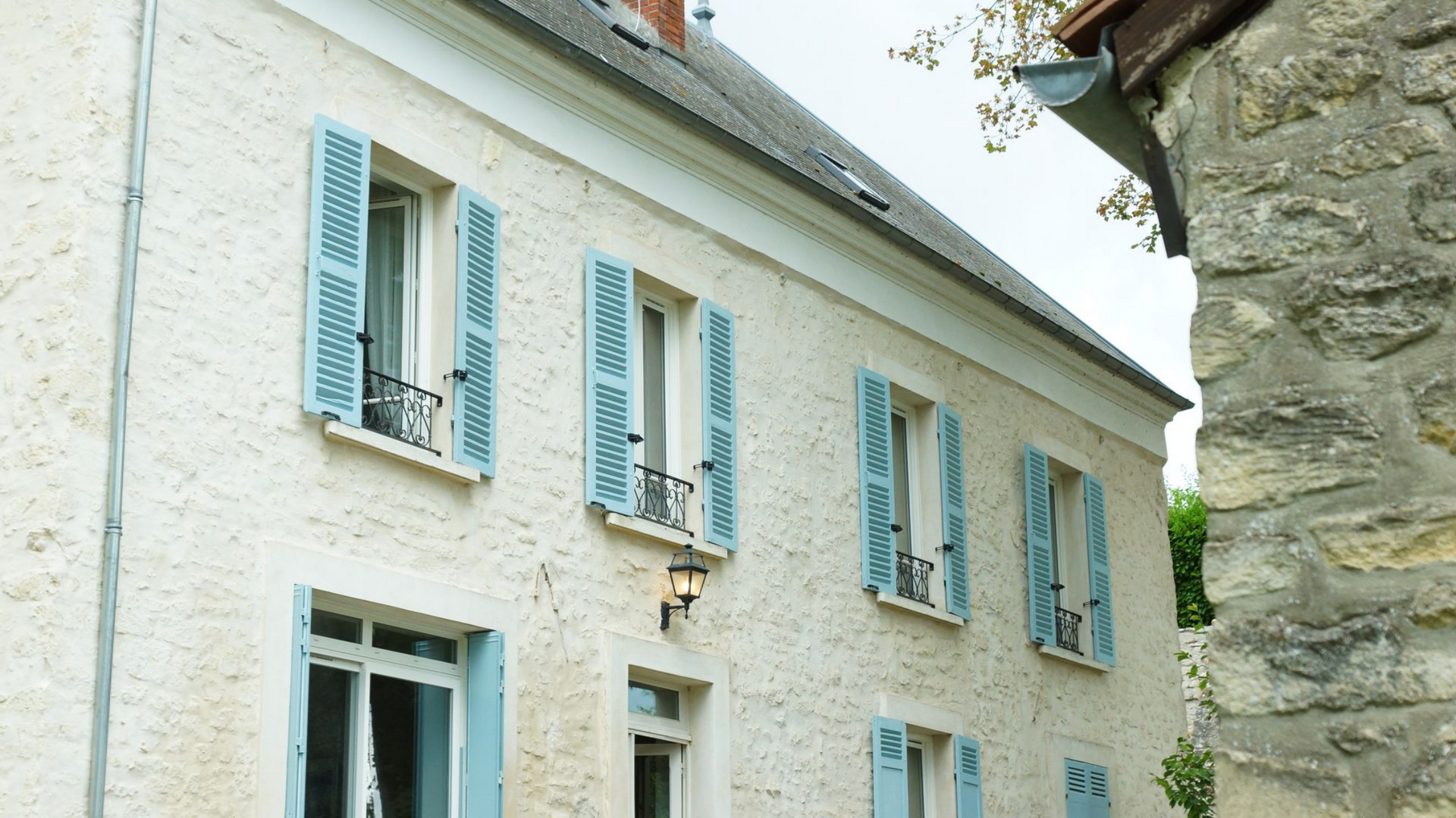 Façade en pierre rénovée