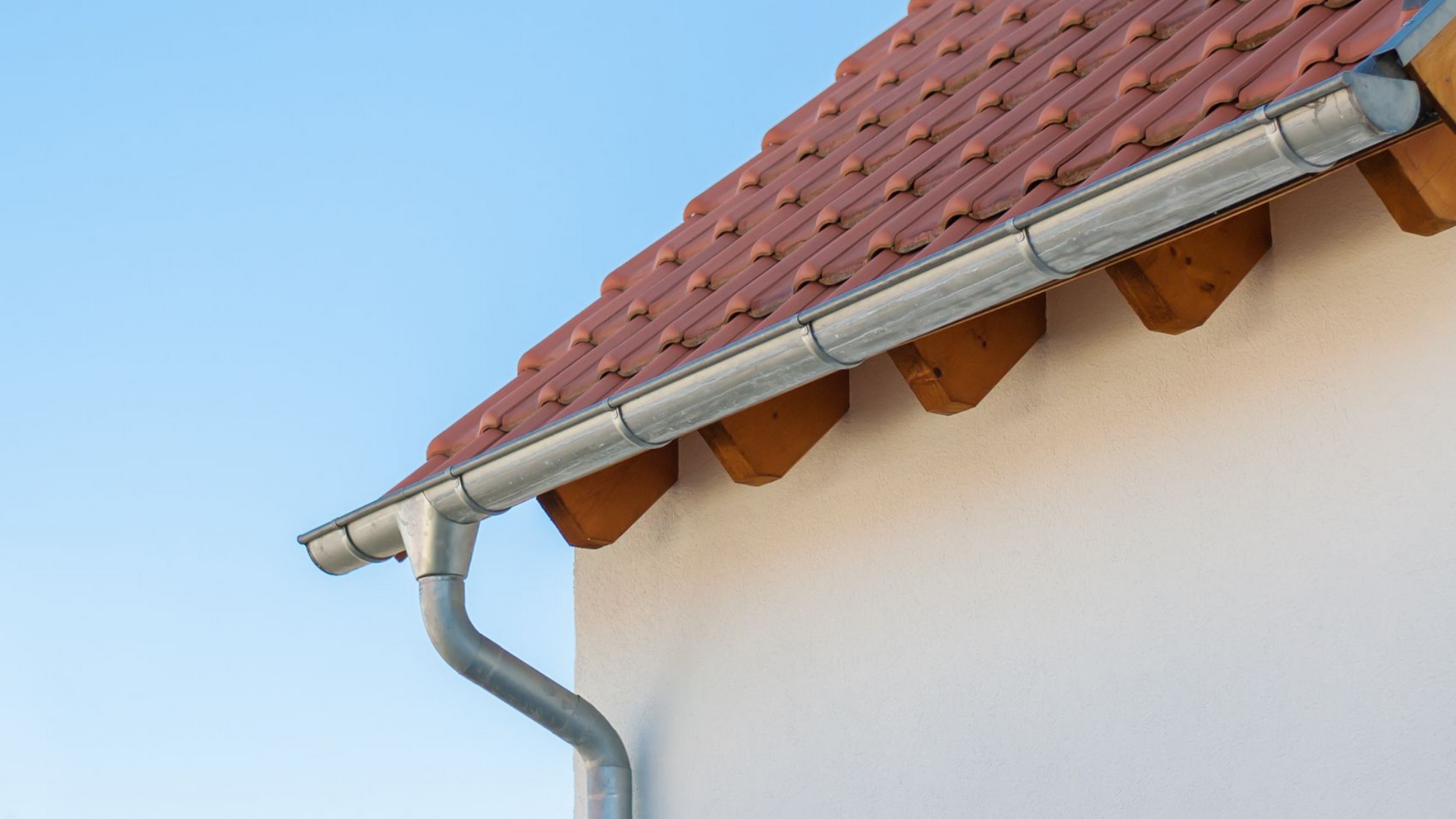 Gouttière en zinc et descente de gouttière