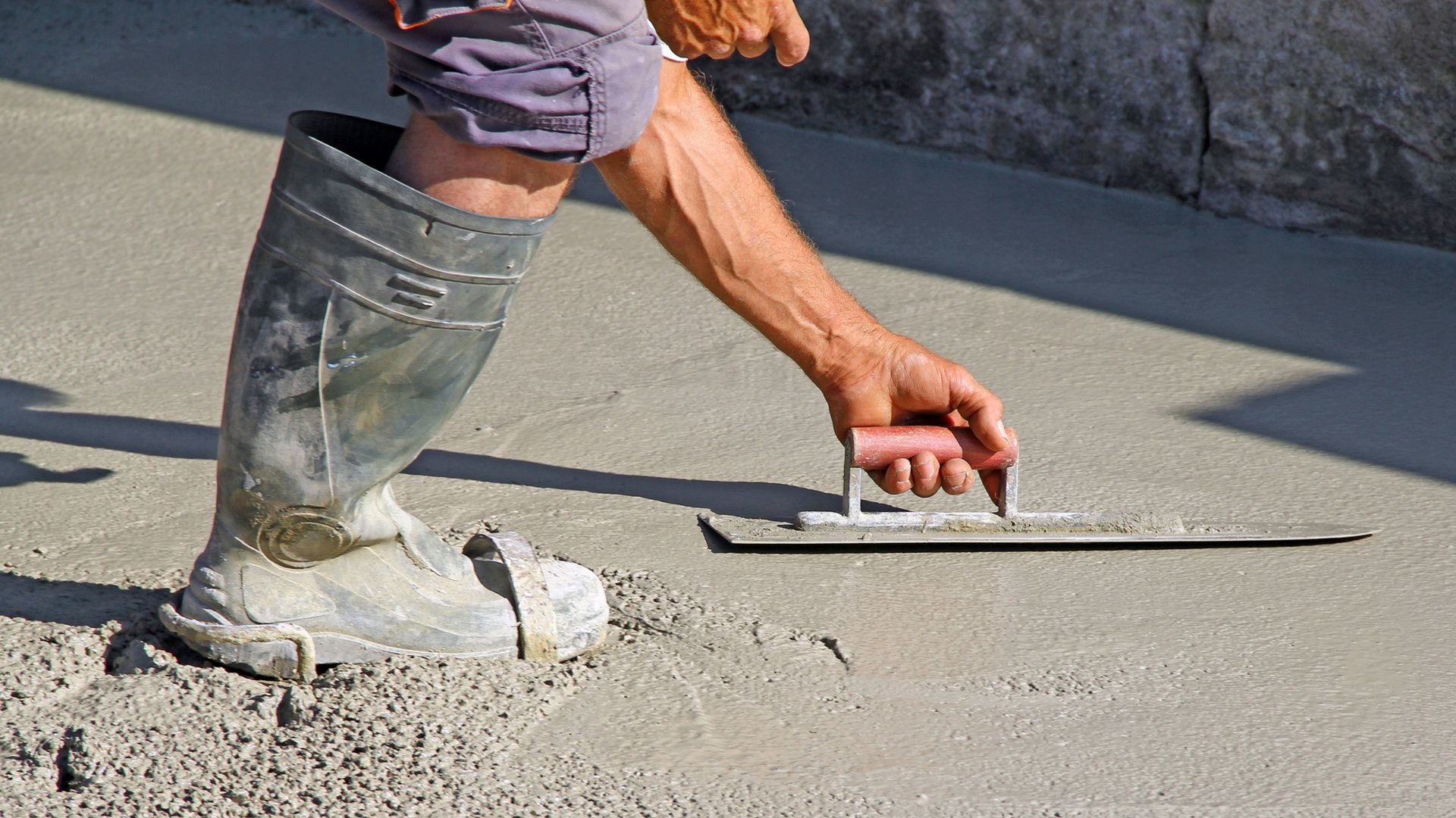 Applanissement d'une dalle de béton