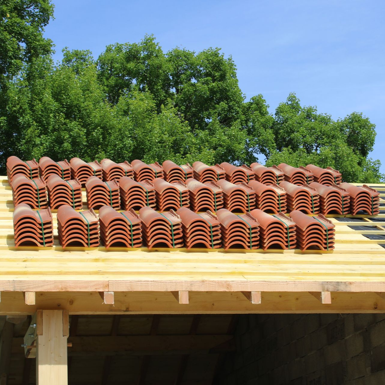 Nouvelles tuiles sur un toit