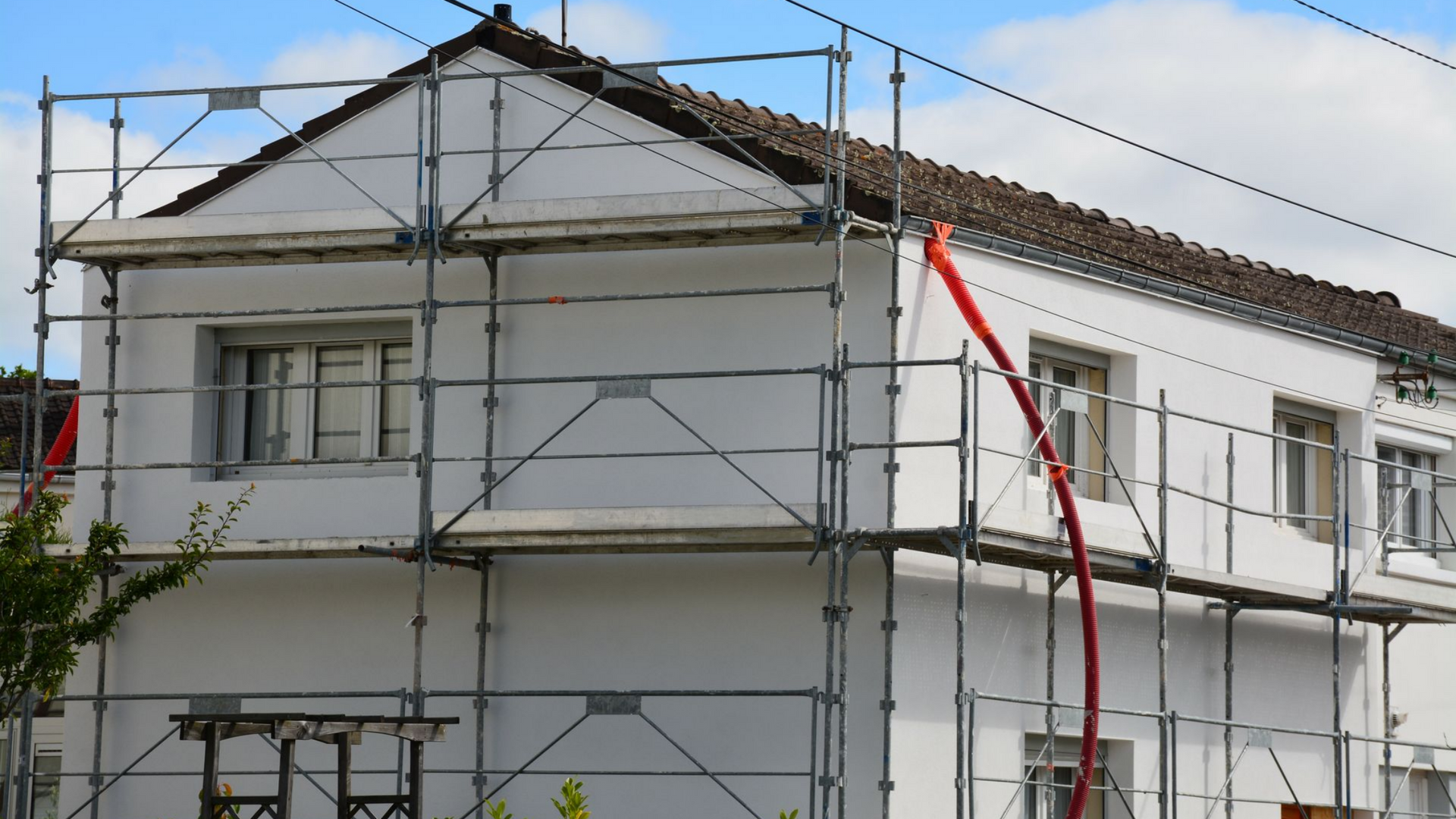 Échafaudage posé autour d'une maison