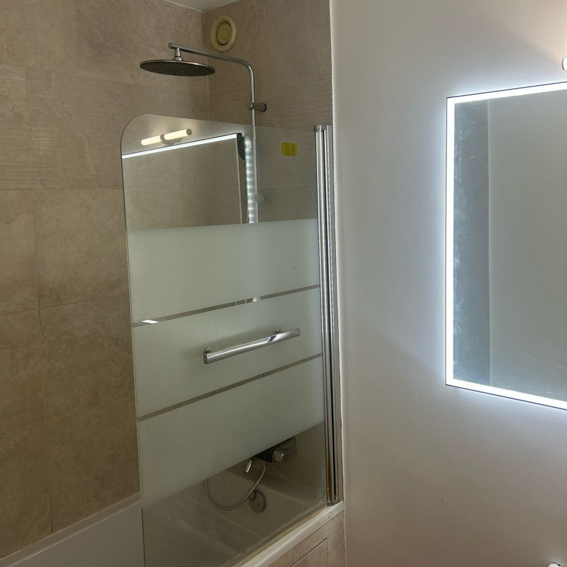 Douche dans une salle de bains rénovée