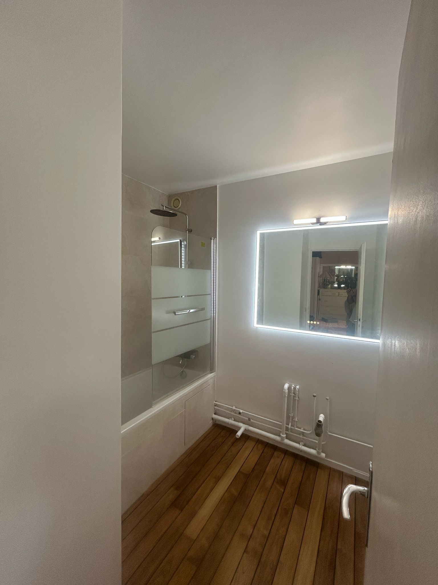 Salle de bains avec miroir allumé