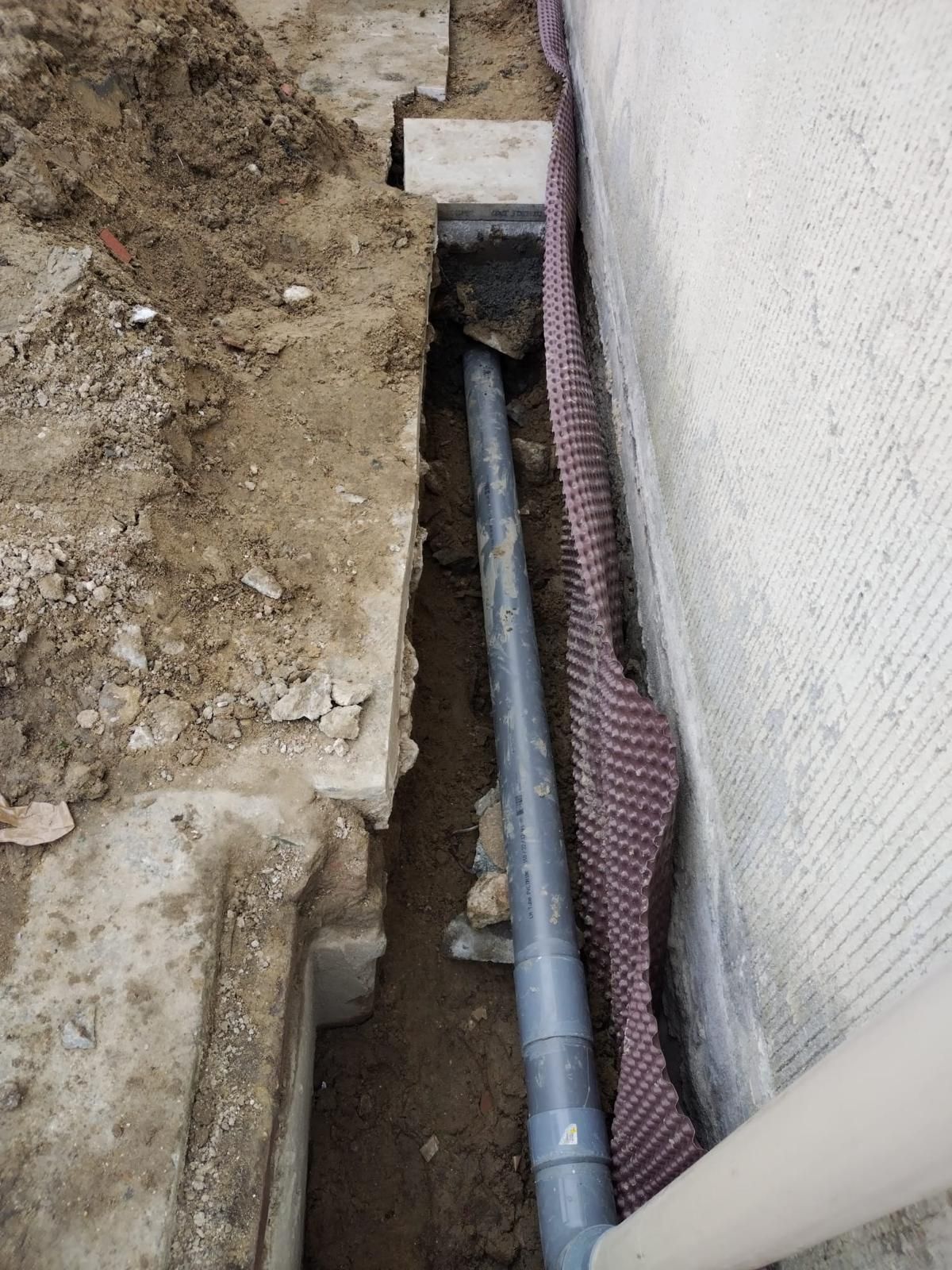 Tuyau de plomberie installé sous terre