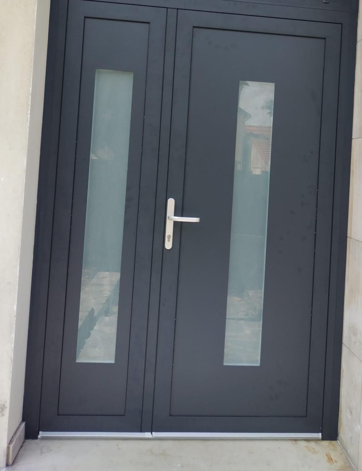 Porte d'entrée semi-vitrée