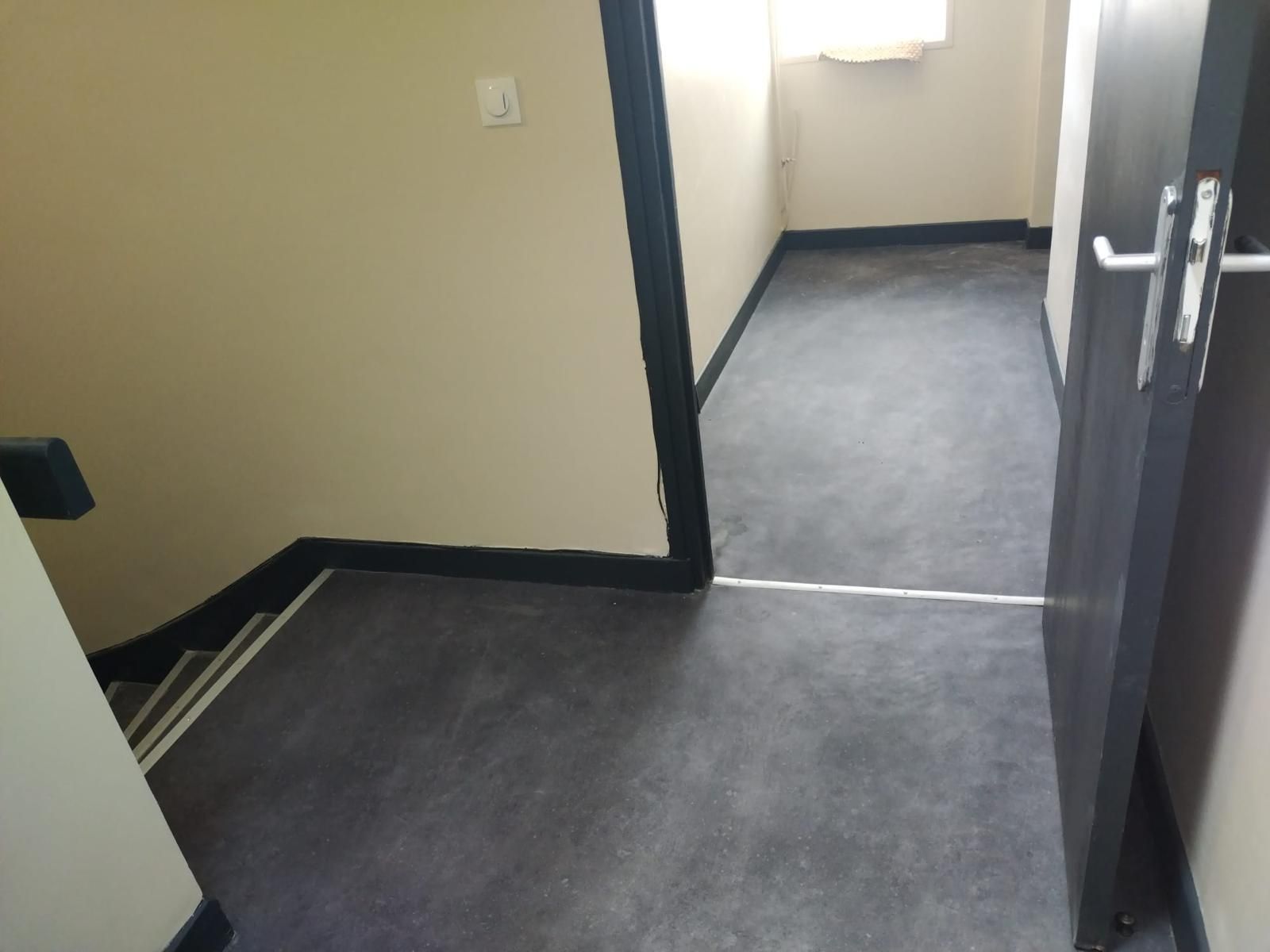 Couloir et porte ouverte