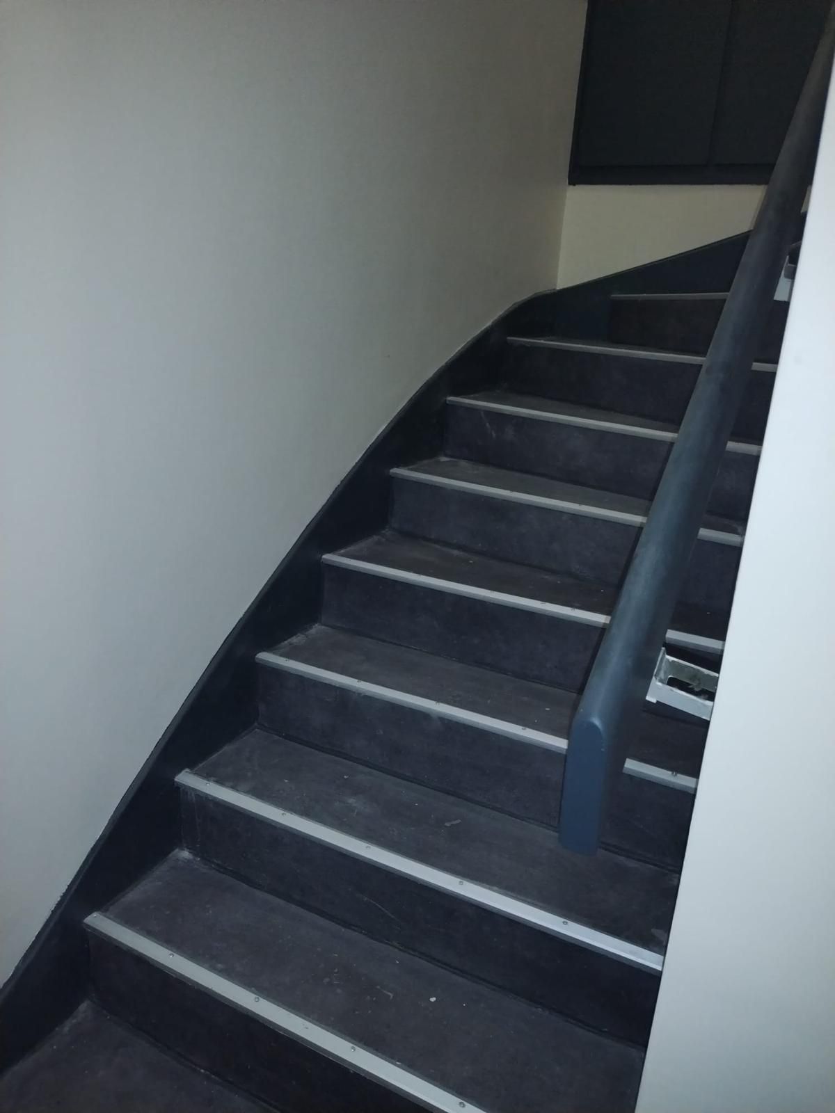 Escalier avec revêtement de sol sombre