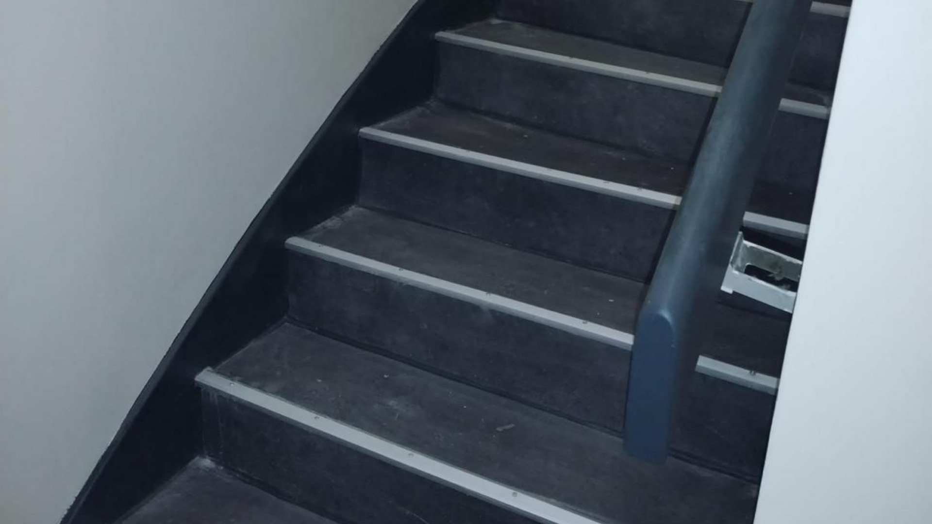 Contraste entre le blanc d'un mur et la couleur sombre d'une plinthe