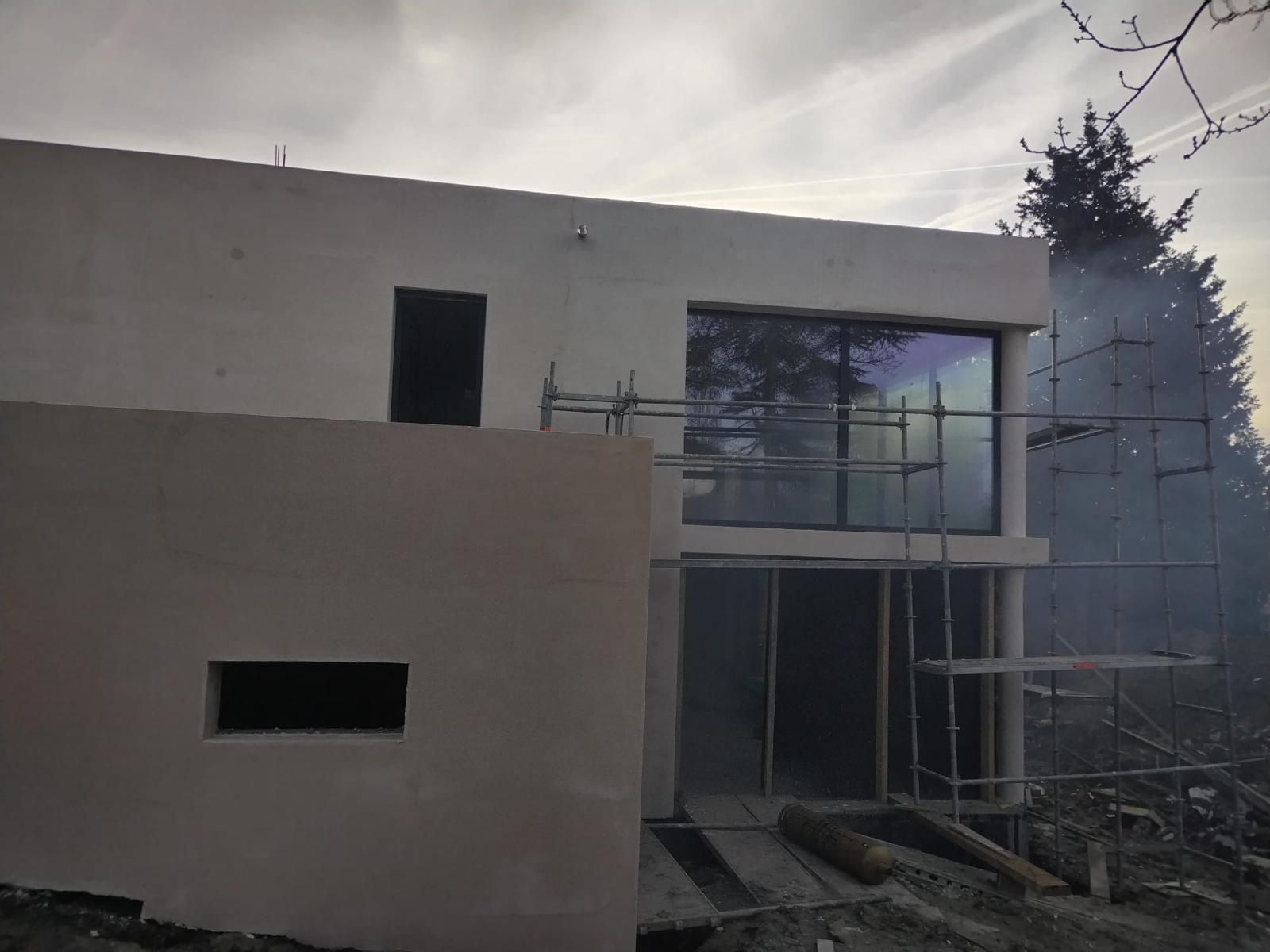 Baie vitrée installée sur un chantier de construction de maison