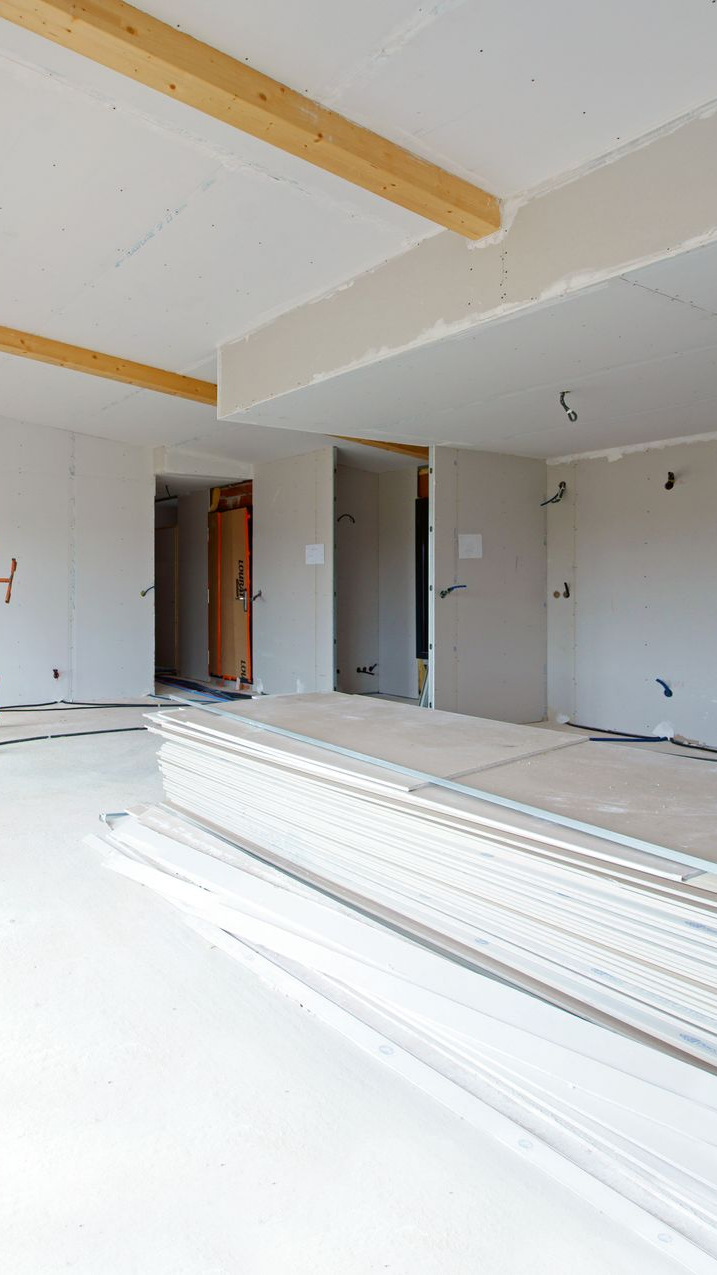 Pièce en rénovation avec plaques de plâtre prêtes à être posées