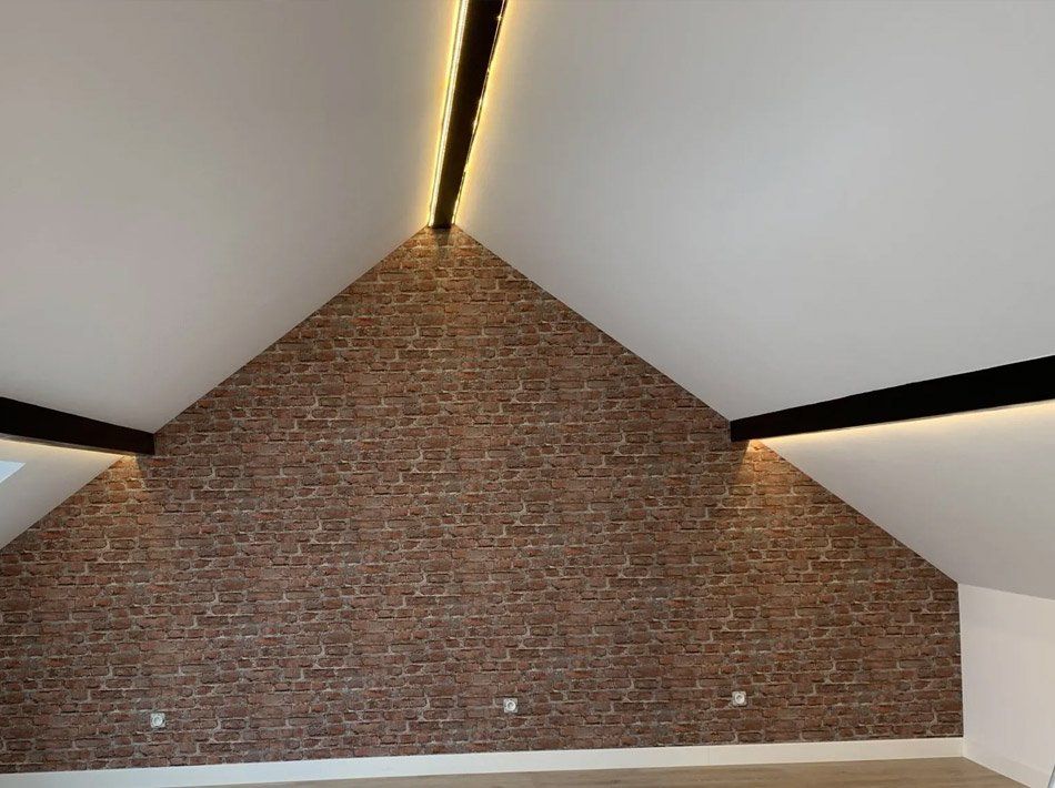 Charpente éclairée par des néons