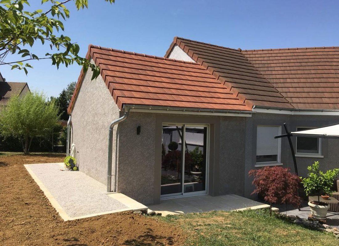 Rénovation extérieure d'une maison avec baie vitrée