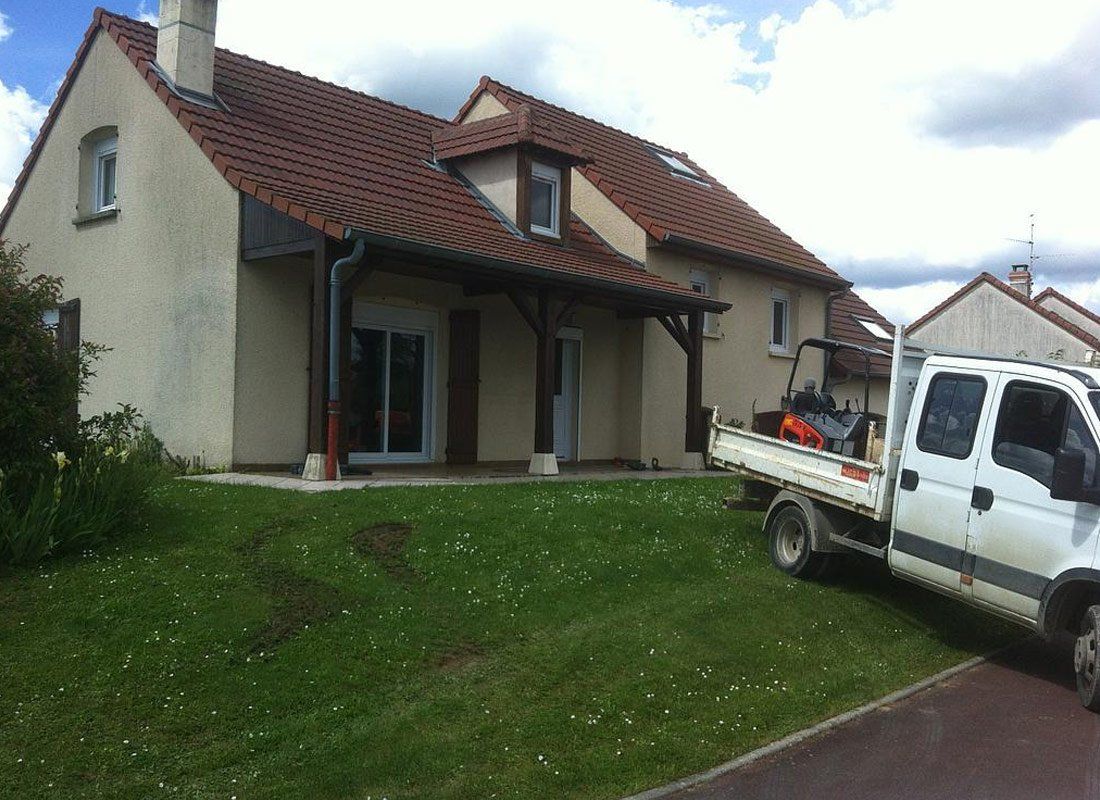 Rénovation extérieure et camion utilitaire garé devant la maison