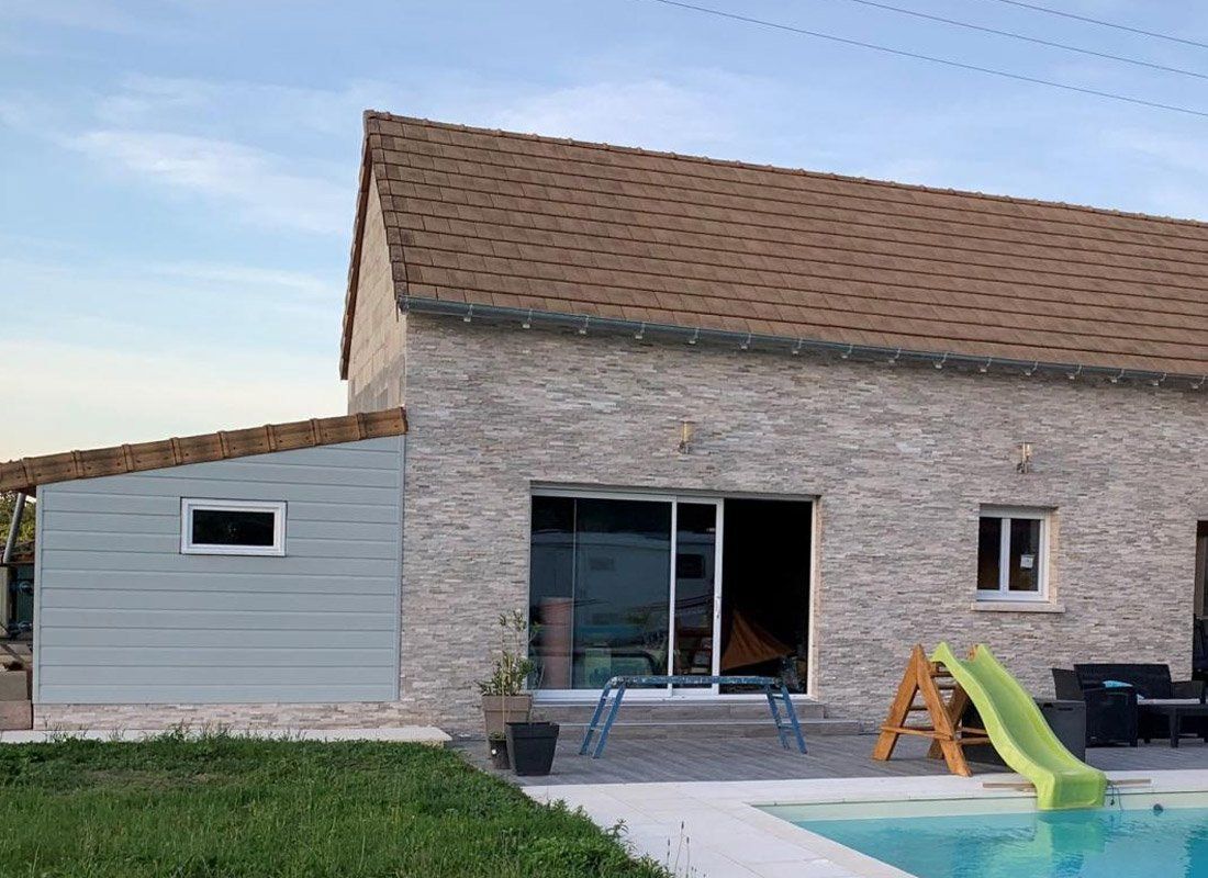 Rénovation extérieure de la façade d'une maison avec piscine