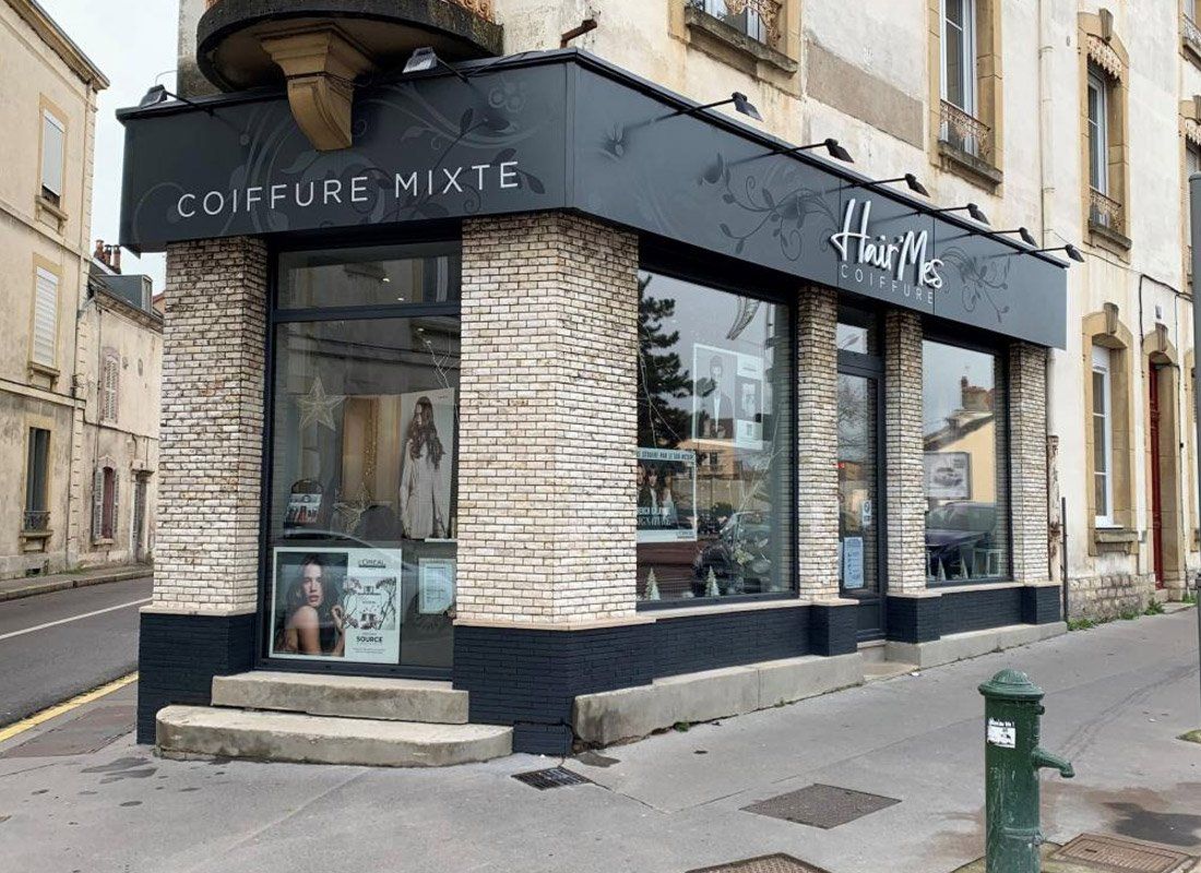 Travaux de rénovation extérieure de la façade d'un salon de coiffure réalisé par la société M. Correia Maçonnerie
