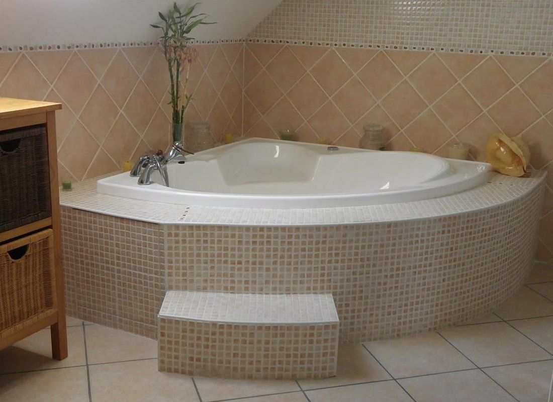 Aménagement d'intérieur et salle de bains avec baignoire
