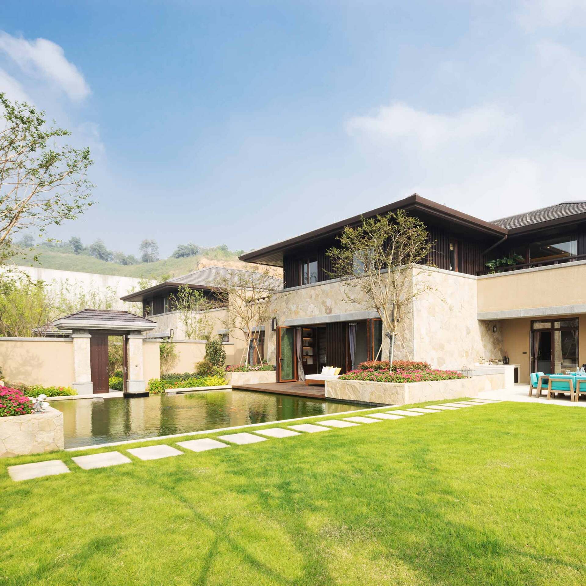 Maison avec un jardin aménager et une piscine végétale