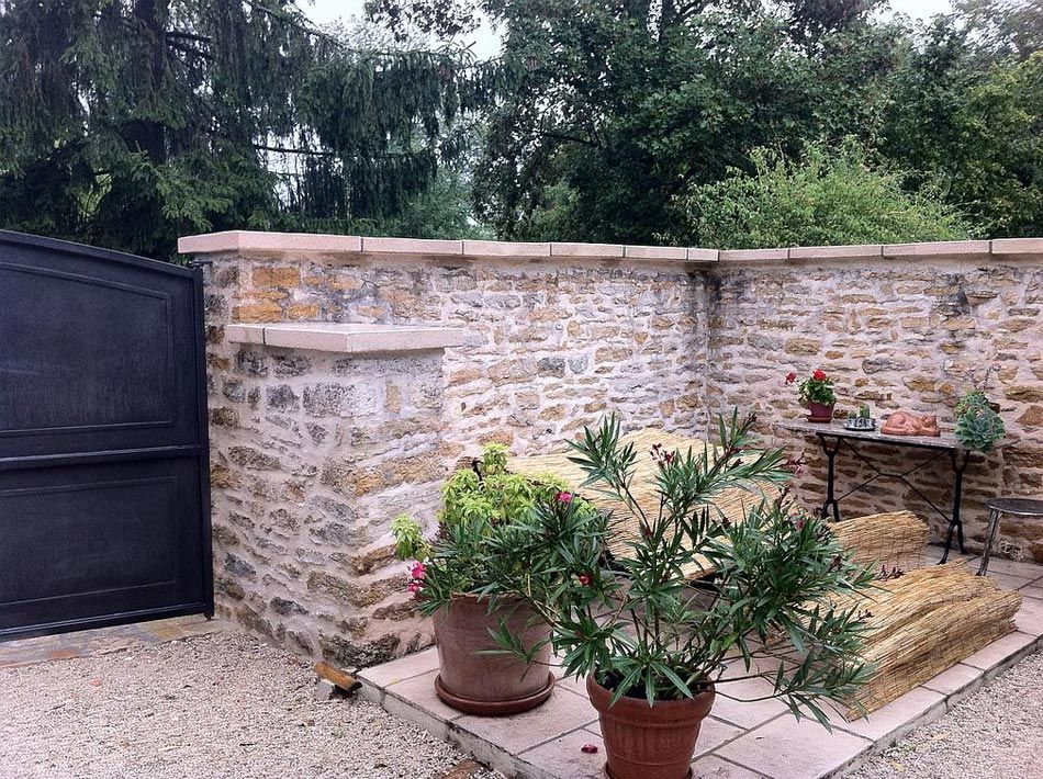 Muret de pierre pour un aménagement extérieur