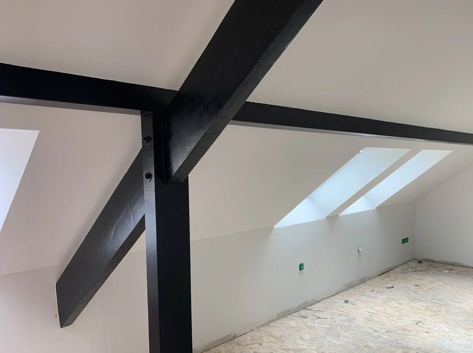 Poutre de charpente en bois dans les combles d'une maison