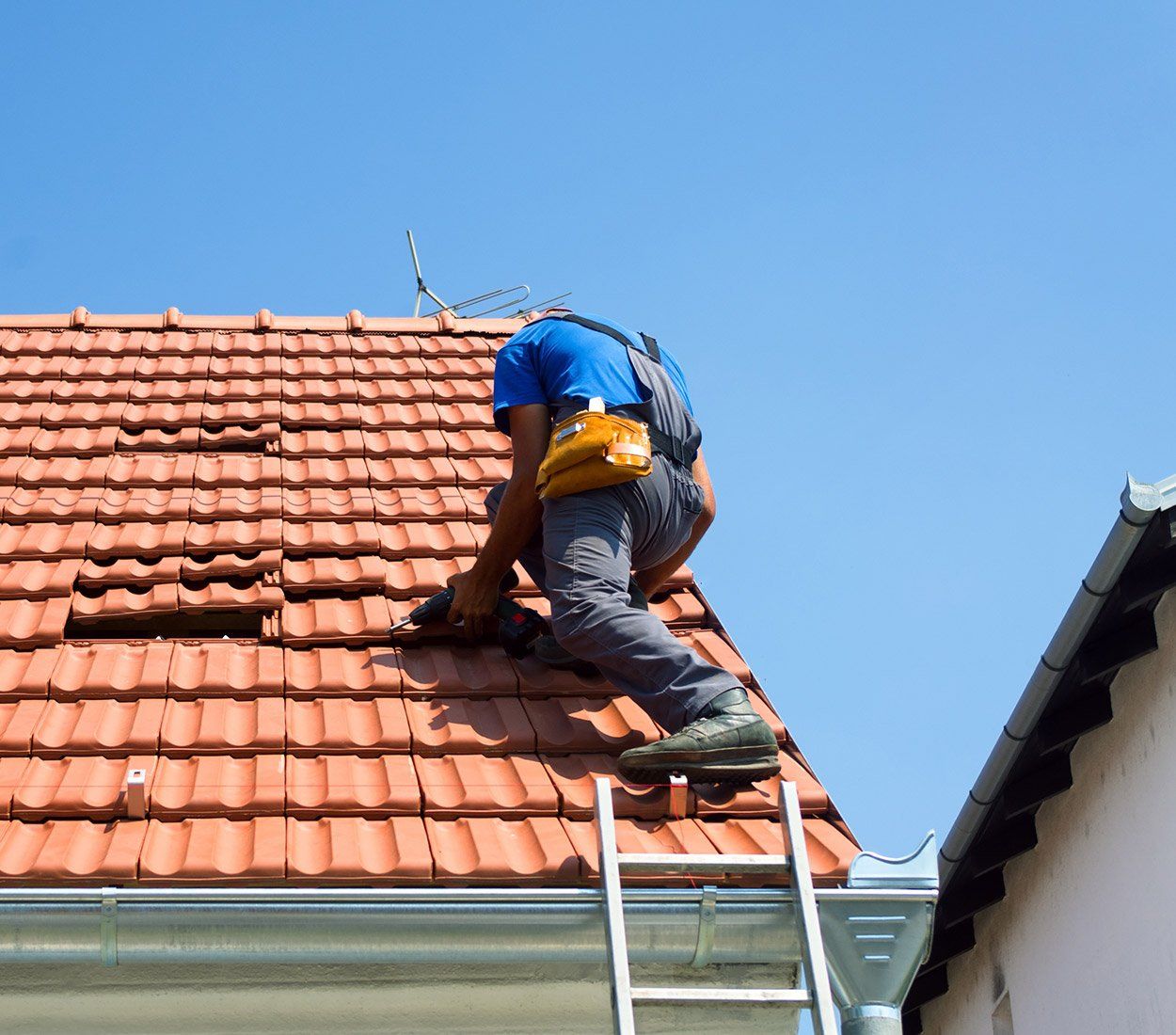Ouvrier travaillant sur la couverture d'une toiture