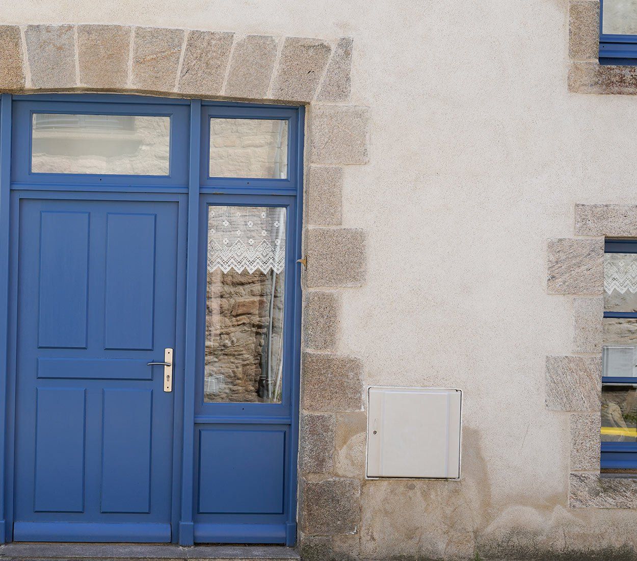 Façade de maison avec une porte bleue