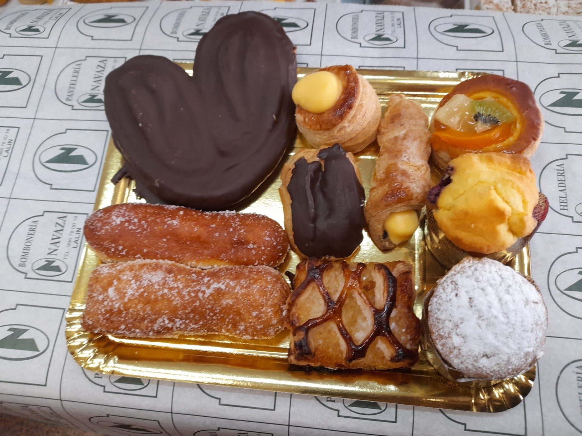 Una variedad de pasteles
