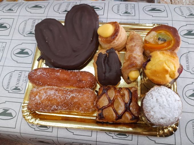 Una variedad de pasteles