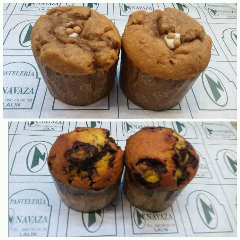 Dos pares de magdalenas horneadas de diferentes sabores, sobre papel con el logo de la Pastelería Navaza en Lalin.