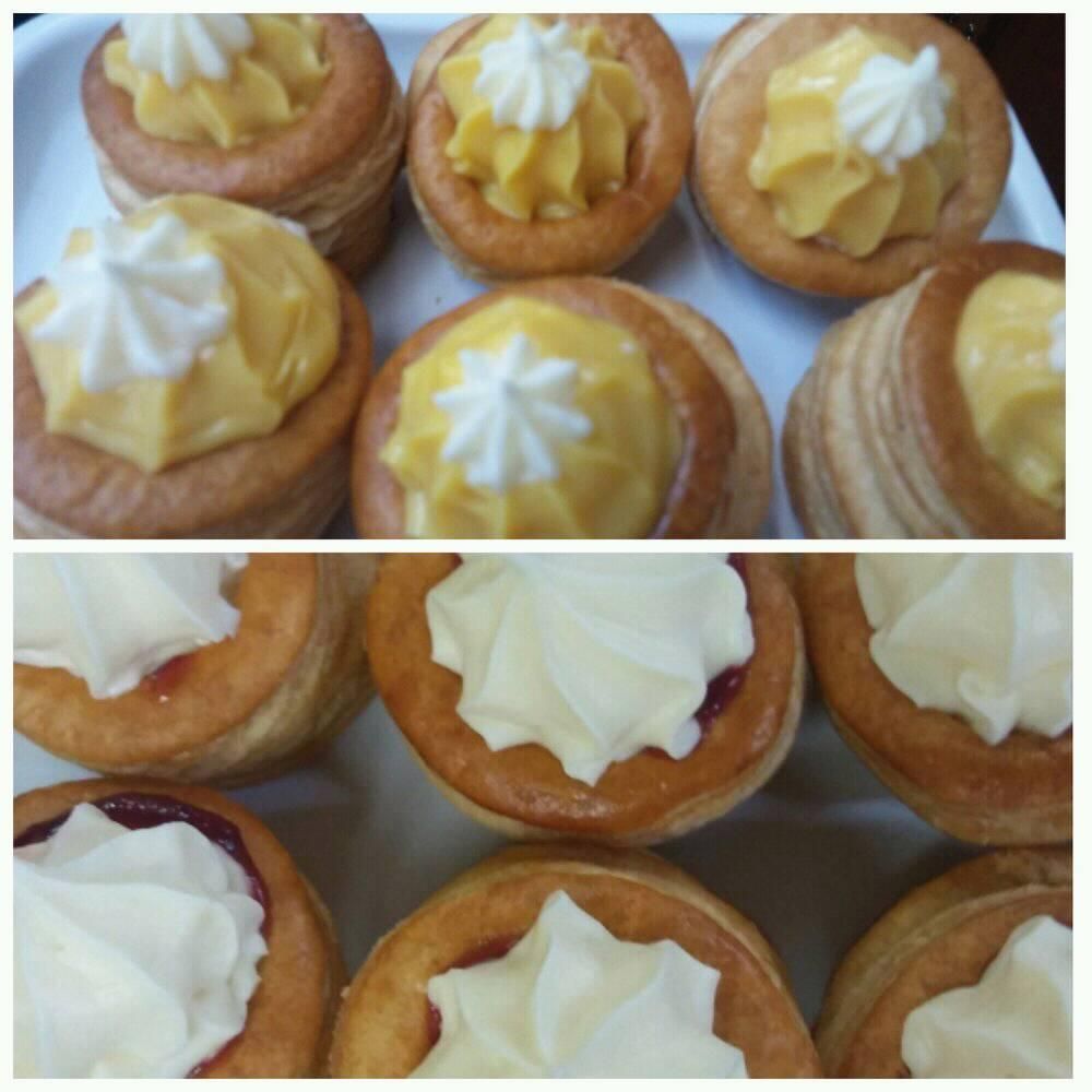 Dos paneles de tartaletas de hojaldre